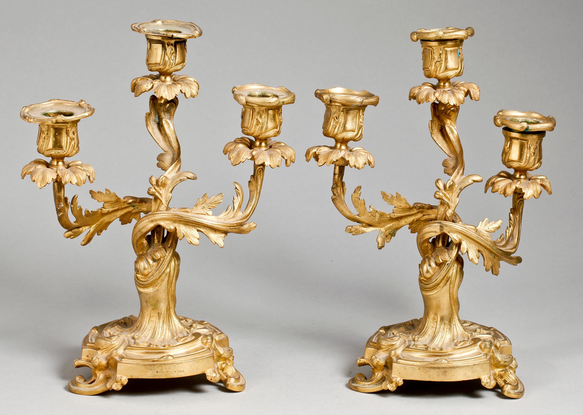 KANDELABRAR, ett par. Mässing, rokokostil. 1800/1900-tal.