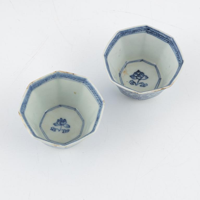 Two blue and white porcelain vases and cups, China, 19/20th century.