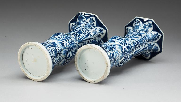 VASER, ett par, porslin. Qing dynastin. Kangxi (1662-1722).