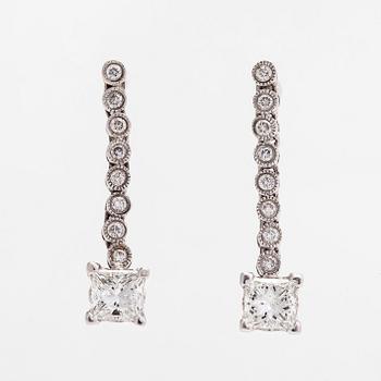 A pair of 18K whitegold earrings with princess-  and brilliantcut diamonds approx 1.26 ct in total.