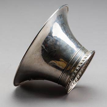 SKÅL PÅ FOT, silver, C G Hallberg, Stockholm 1923. Med Kungliga Segelsällskapet KSSS emblem. Vikt c:a 320 g.