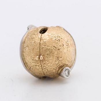 LYNGGAARD lås 18K guld och vitguld m 2 briljanter ca 0,10 ct totalt.