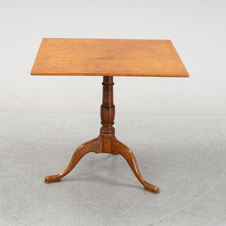 A Swedish drop leaf table by Carl Hollst, Eskilstuna (1787-1830).