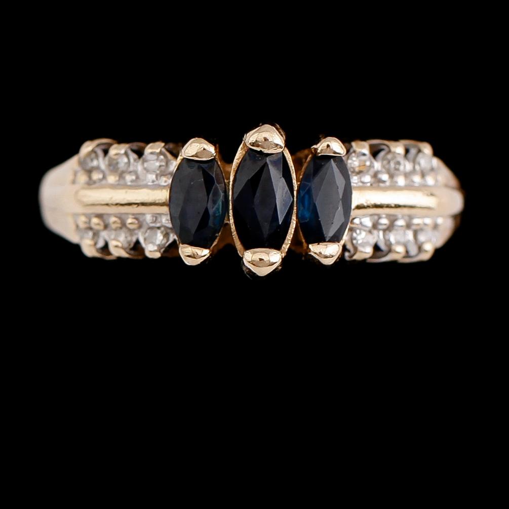 RING, 14 k guld, blå safirer samt diamanter.
