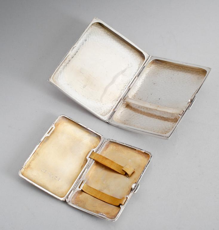 CIGARETTETUIER, 2 st, silver, 1930-/40-tal. Vikt ca 161 gram.