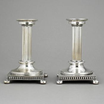 LJUSSTAKAR, ett par, nysilver, gustaviansk stil, 1900-tal.