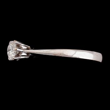 RING, 18 k vitguld och briljantslipad diamant 0.41 ct enligt gravyr, svenska stämplar 1975. Total vikt ca 3 g.