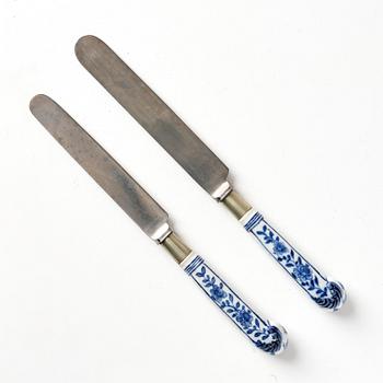 A pair oft blue and white armorial knives, Qing dynasty, Qianlong (1736-95).