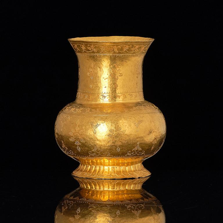 A rare gold vase, China or Central Asia, 12th-14th century.