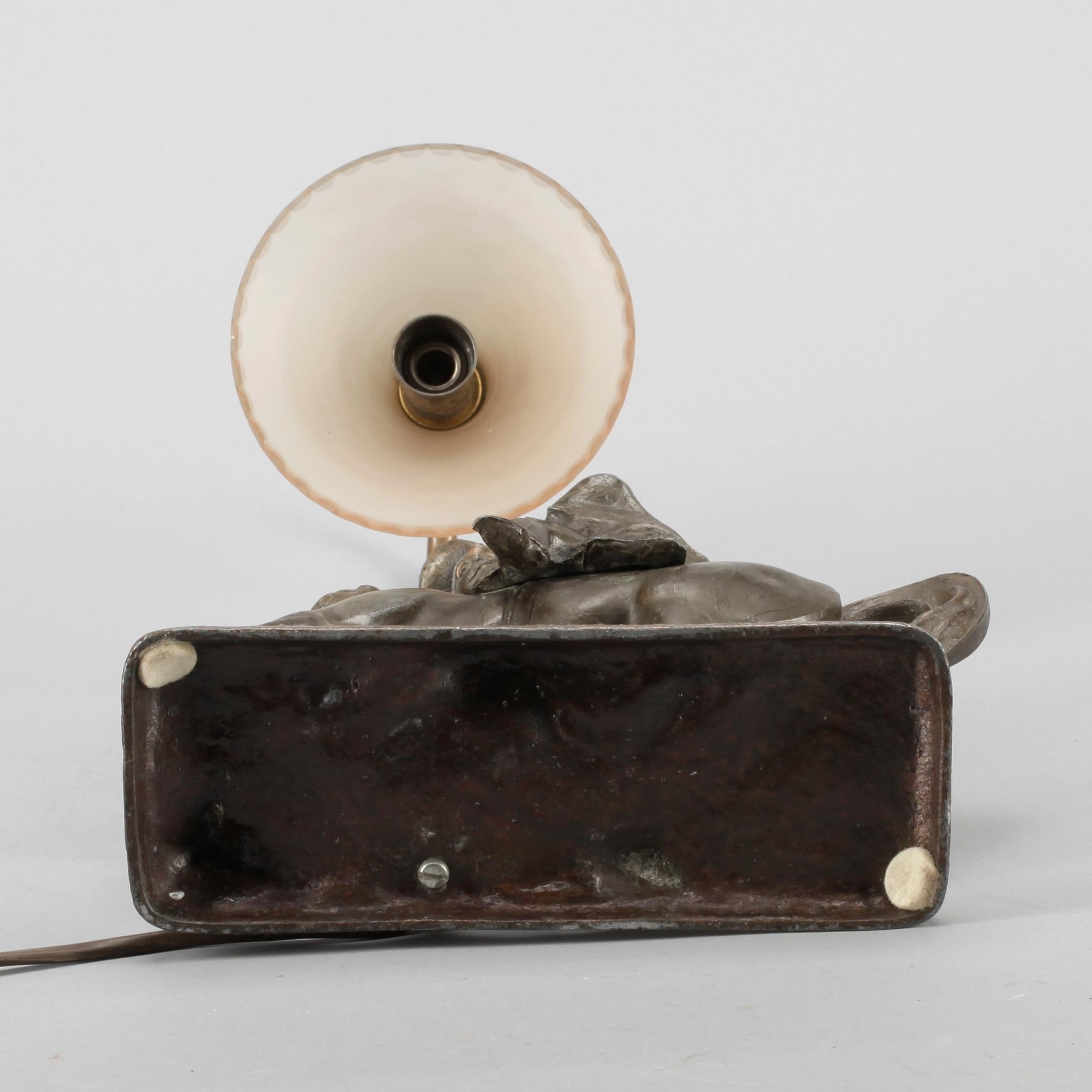 BORDSLAMPA, patinerad vitmetall, 1900-talets början.