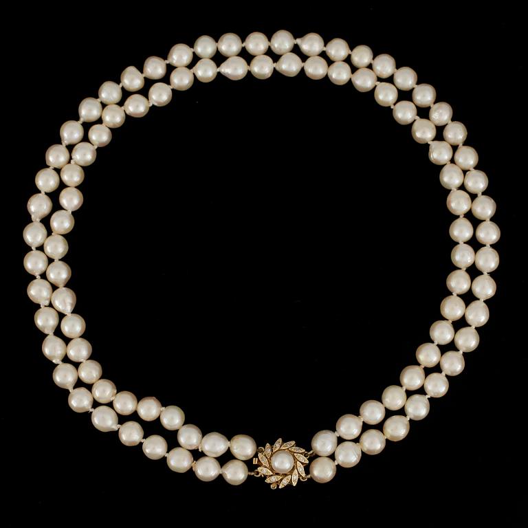 COLLIER, odlade saltvattenspärlor med lås i silver.