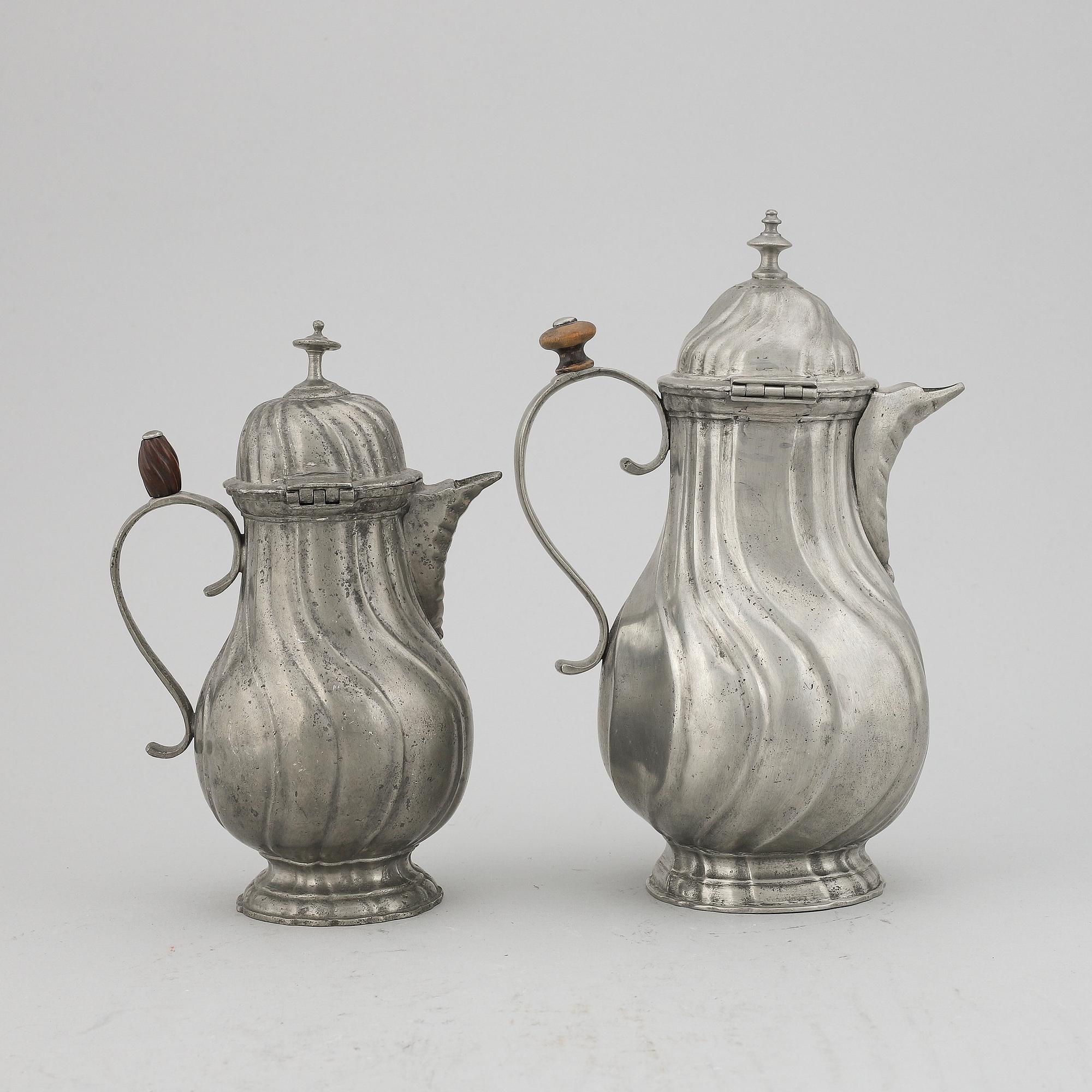 A pair of rococo style pewter coffee pots, from around year 1900.