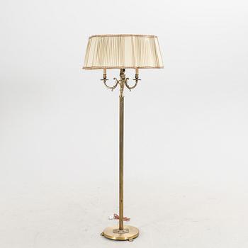 A 1940s brass floor lamp.