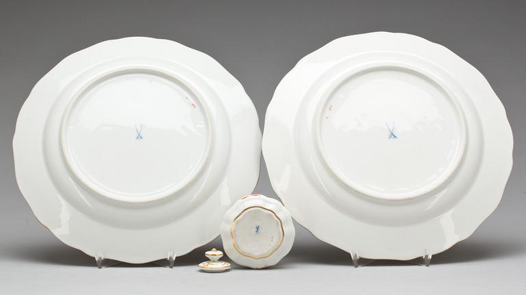 TALLRIKAR, ett par och BLÄCKHORN, porslin, Meissen, 1900-tal.