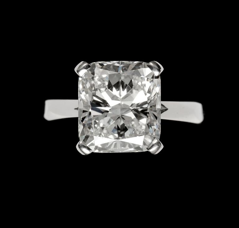 RING, cushion cut diamant, 6.02 ct. Cert. HRD.