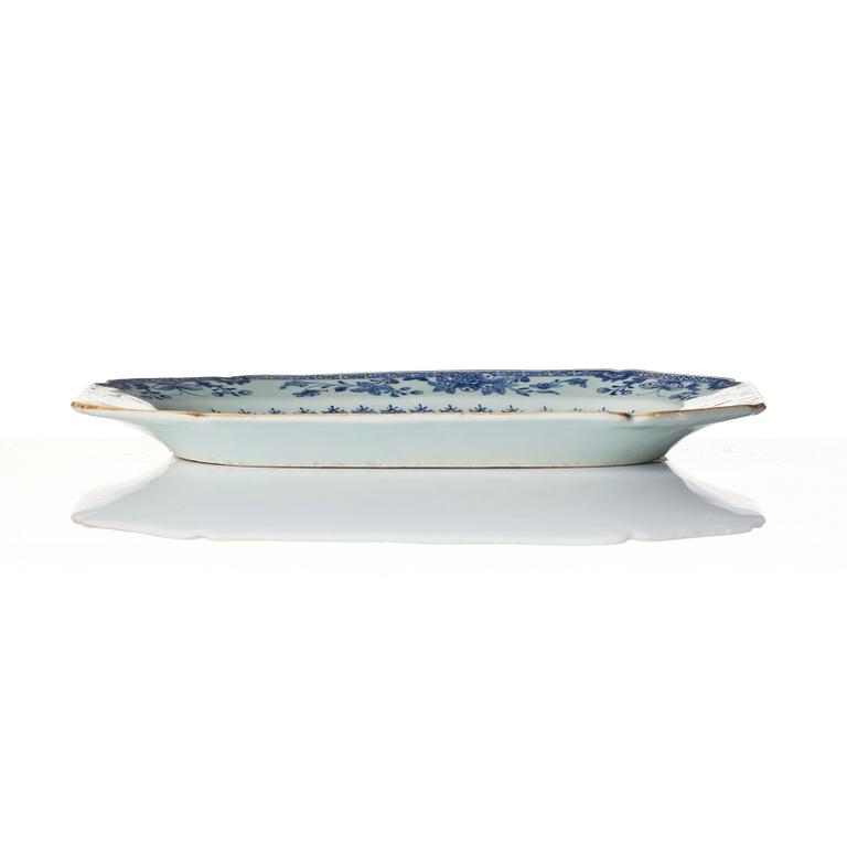 A blue and white serving dish, Qing dynasty, Qianlong (1736-95).