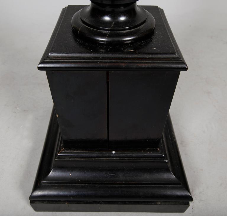 PIEDESTAL, nyrenässans, sent 1800-tal.