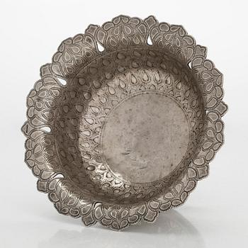 Malja, hopeaa, mogultyylinen, 1700-luku. Suomalaiset tarkastusleimat, Ossian Hopea, Porvoo 1977.