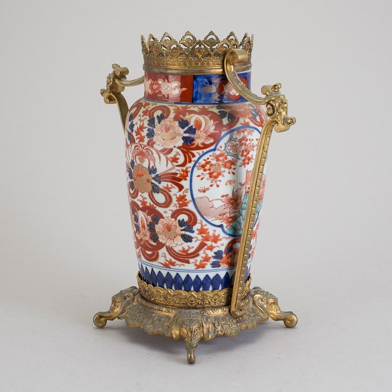 VAS, porslin med bronsbeslag, bland annat Kina, omkring sekelskiftet 1900.
