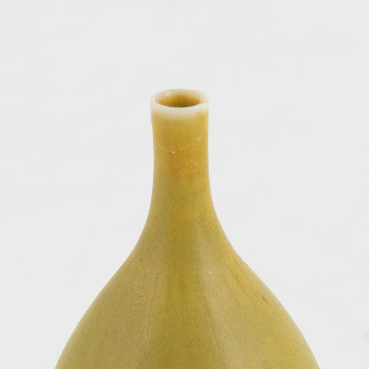 six pieces of stoneware by Stig Lindberg for Gustavsberg, and Gunnar Nylund and Carl-Harry Stålhane for Rörstrand,Sweden.