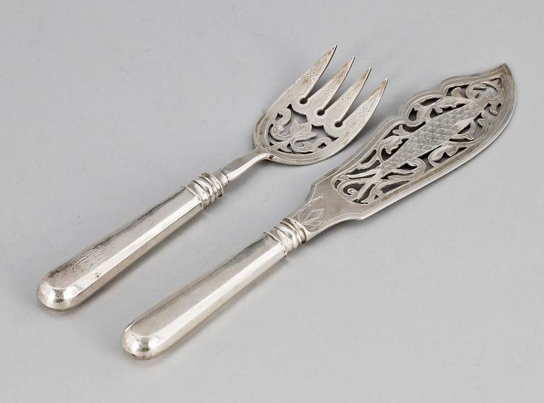 FISKBESTICK, ett par, silver, S:t Petersburg Ryssland 1896. Tot vikt ca 205 gram.