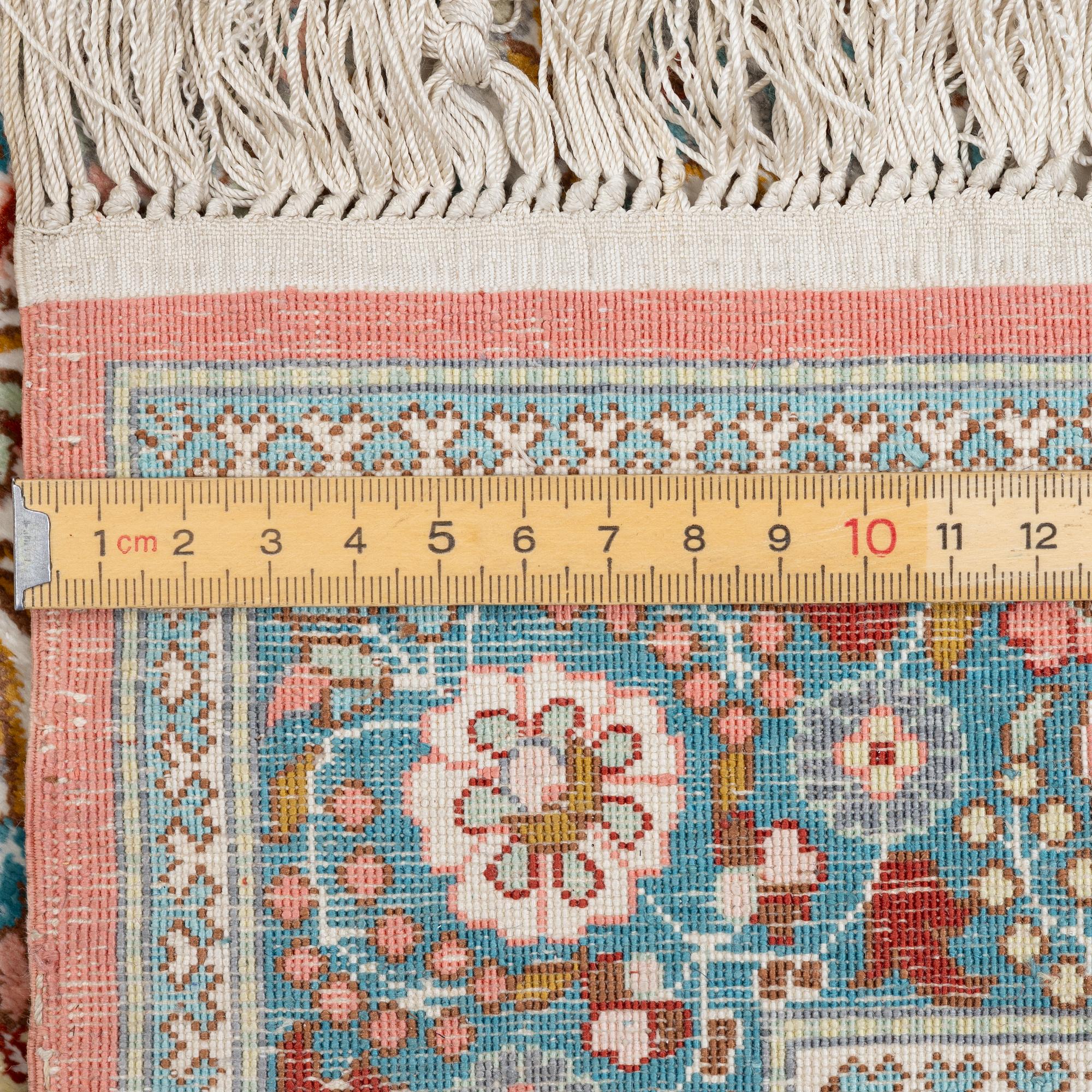 Matta, silke,  ca 125 x 61 cm.