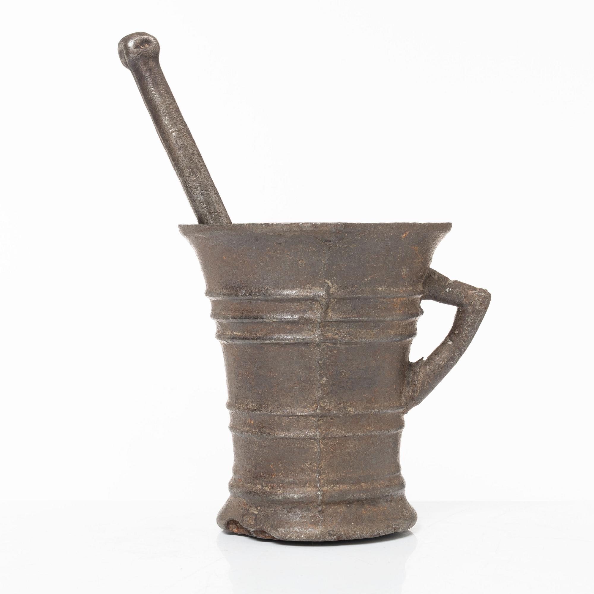 A Gothic-type cast-iron mortar and pestle, 17th / 18th century.