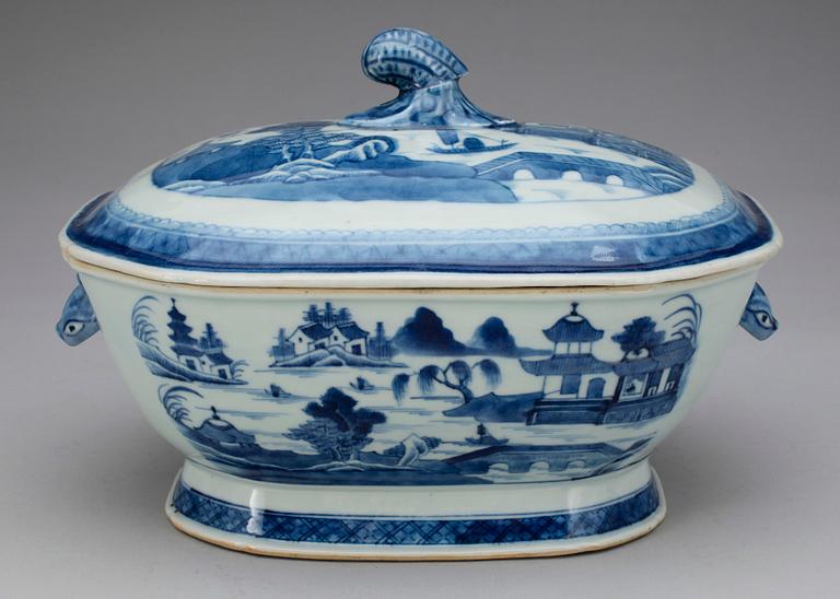 TERRIN MED LOCK, porslin, Kina, Qianlong, (1736-1796).
