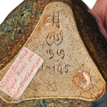 Anders & Bess Wissler, a stoneware pot with cover, Ateljé Solklinten, Mariefred, Sweden 1919.