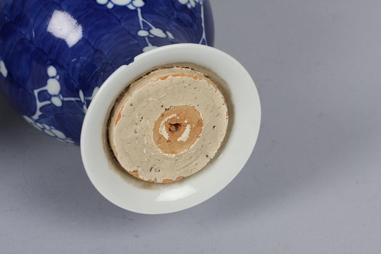 VASER samt BOJANER, 4 delar, porslin, 1800-tal, Kina.