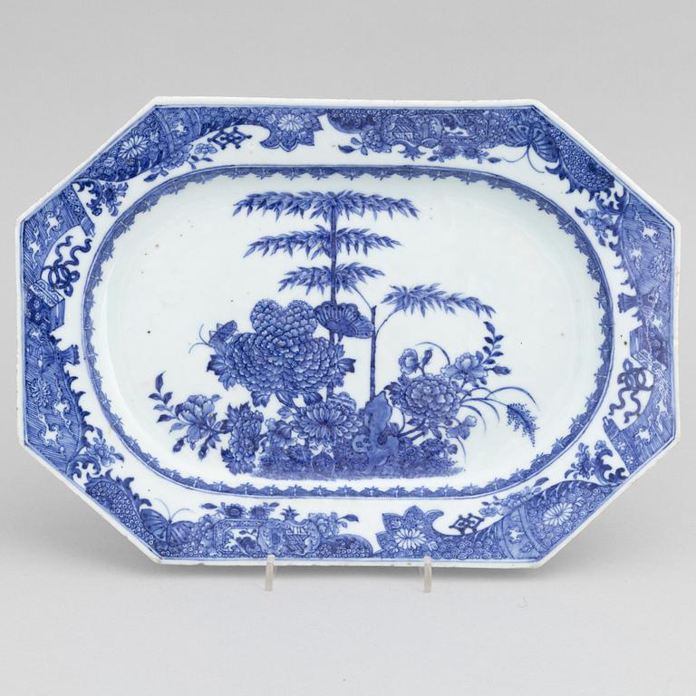 A Chinese blue and white porcelain dish, Qing dynasty, Qianlong (1736-1795).