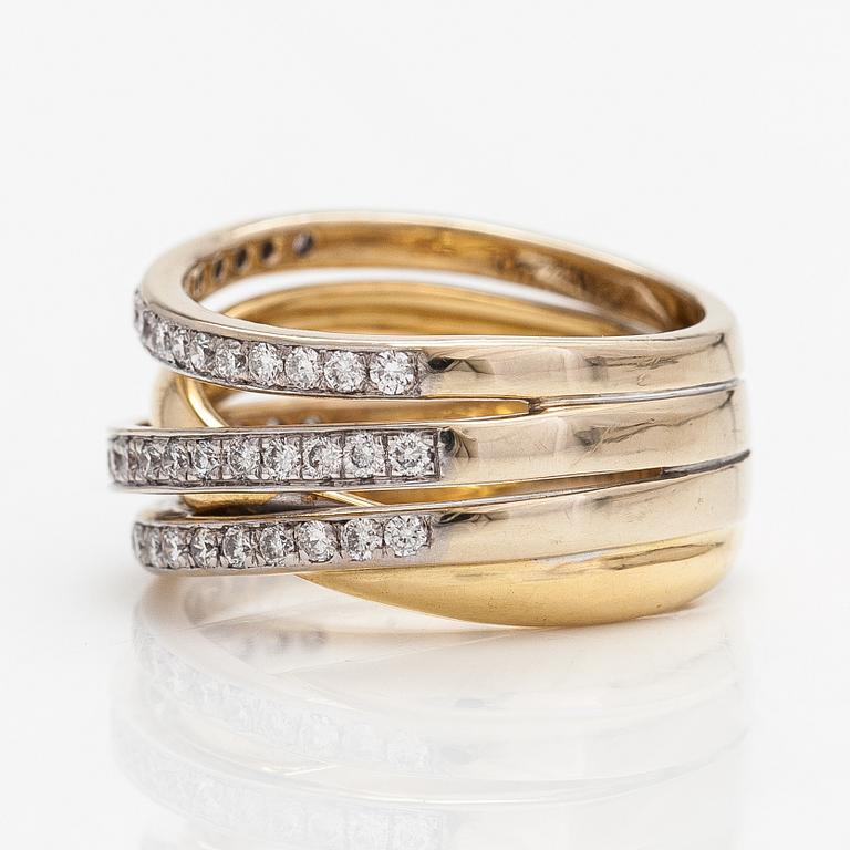 An 18K gold ring with diamonds ca. 0.53 ct in total.