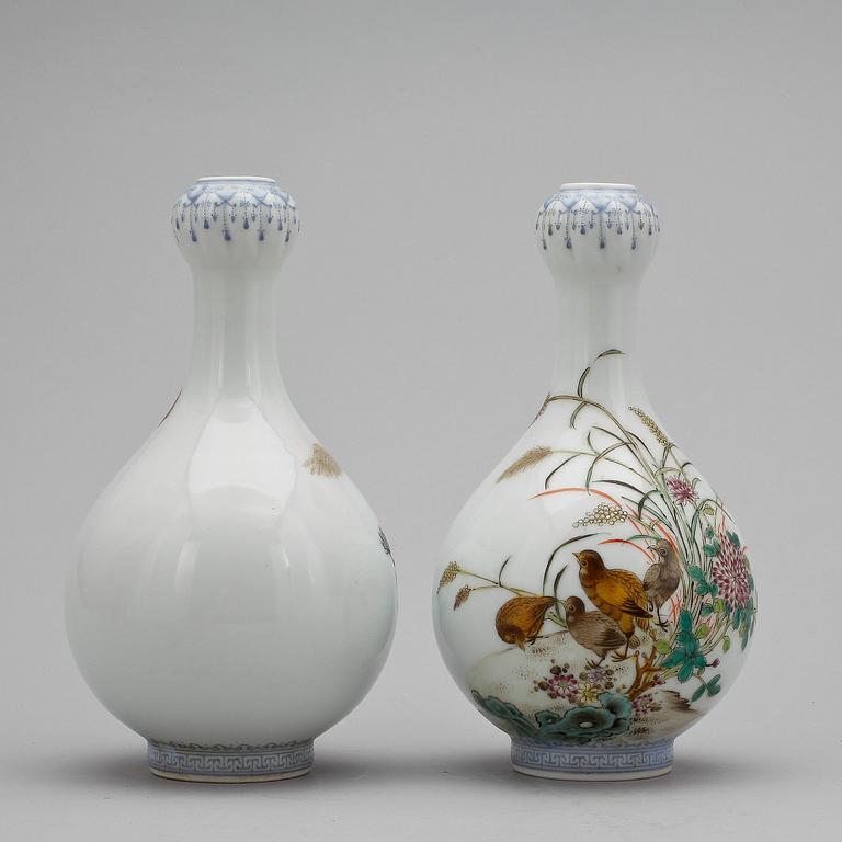 VASER, ett par, porslin, Kina troligen 1900-tal.