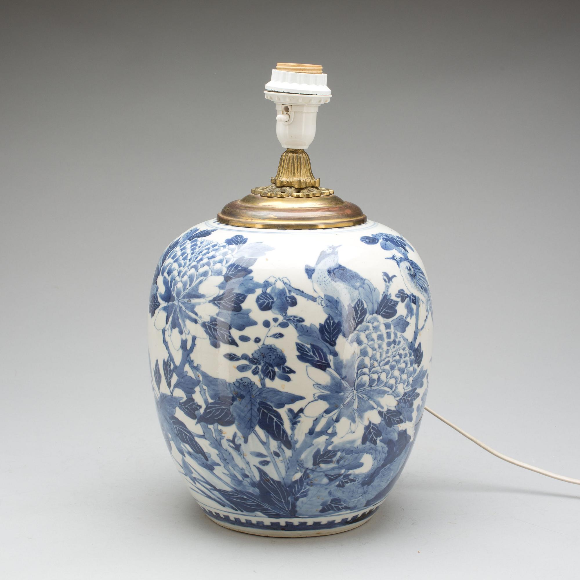 BORDSLAMPA/URNA. Porslin, Kina Kangxistil.