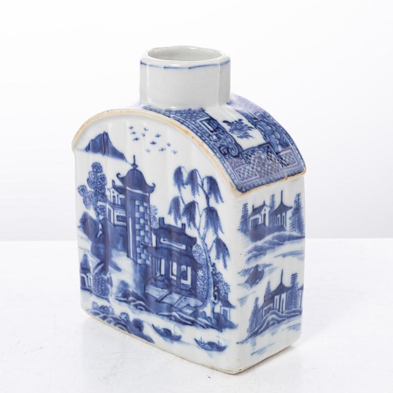 A blue and white tea caddy, Qing dynasty, Qianlong (1736-95).