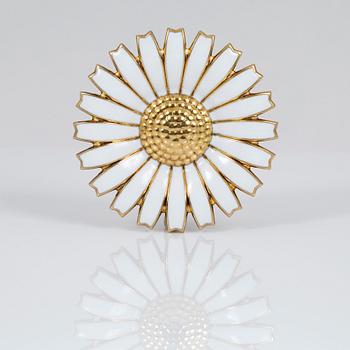 Georg Jensen · BROSCH, sterlingsilver samt vit emalj, "Daisy", Georg Jensen, Danmark. Tot vikt ca 16 gram.