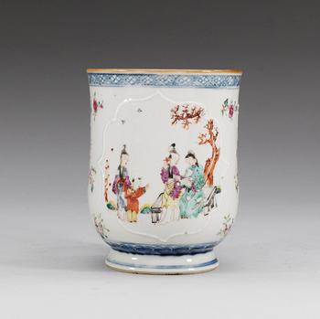 179. MUGG, porslin. Qing dynastin. Qianlong (1736-95).