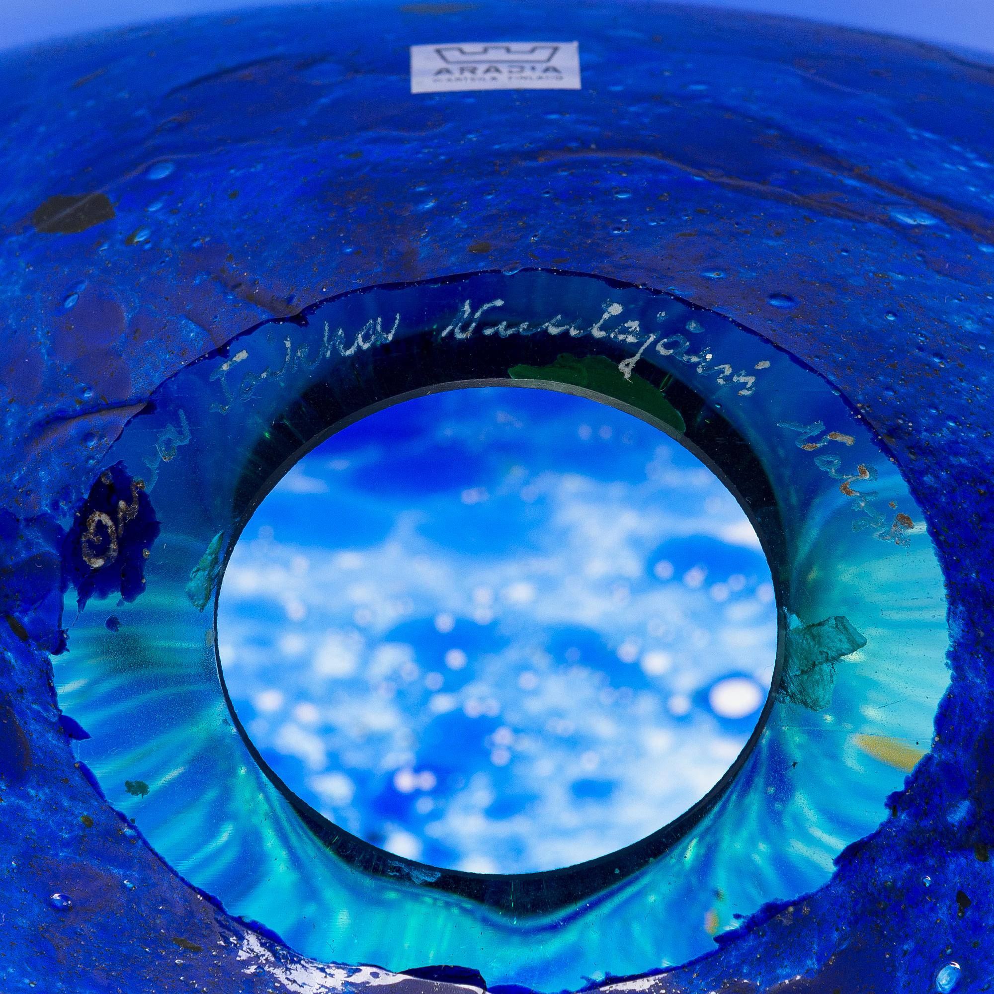 Oiva Toikka, A 'Kiikkuri' bird signed Oiva Toikka Nuutajärvi Notsjö.