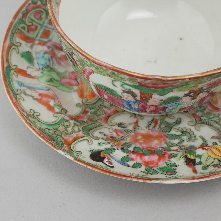 A chinese porcelain tea pot and four plus one cup, around the year 1900.