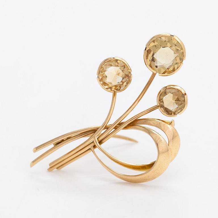 An 18K gold brooch with citrines. A Tillander, Helsinki 1961.