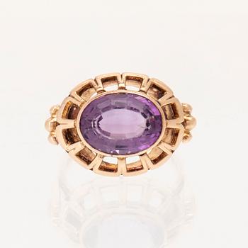 Ring in 18K gold with an oval faceted amethyst, G. Dahlgren & Co Malmö 1956.