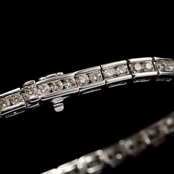 ARMBAND, 18k vitguld med 74 briljantslipade diamanter, totalt 3.86 ct. Vikt 17 g.