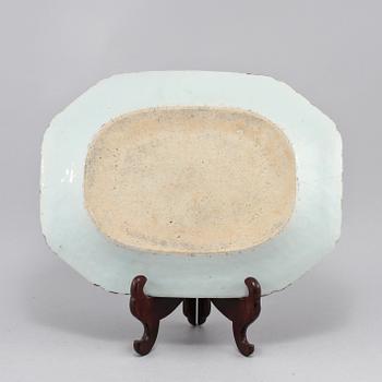 STEKFAT, porslin, Kina, 1700-talets andra hälft.