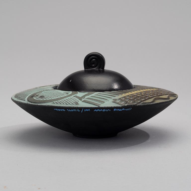 TOVE SLOTTE, DEKORATIONSSKÅL MED LOCK, keramik, signerad Tove Slotte/MM Arabia Finland.