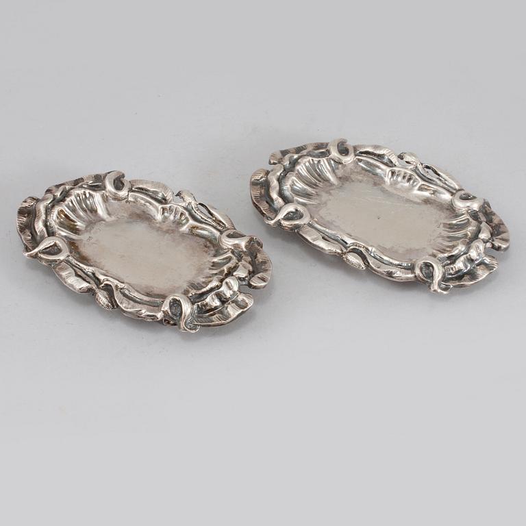 SALTKAR/MINDRE FAT, ett par, silver, Nils Johan Åström, Stockholm, 1866. Vikt 75 gram.
