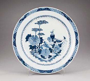 FAT, två stycken, kompaniporslin. Qing dynastin, Qianlong (1736-95).