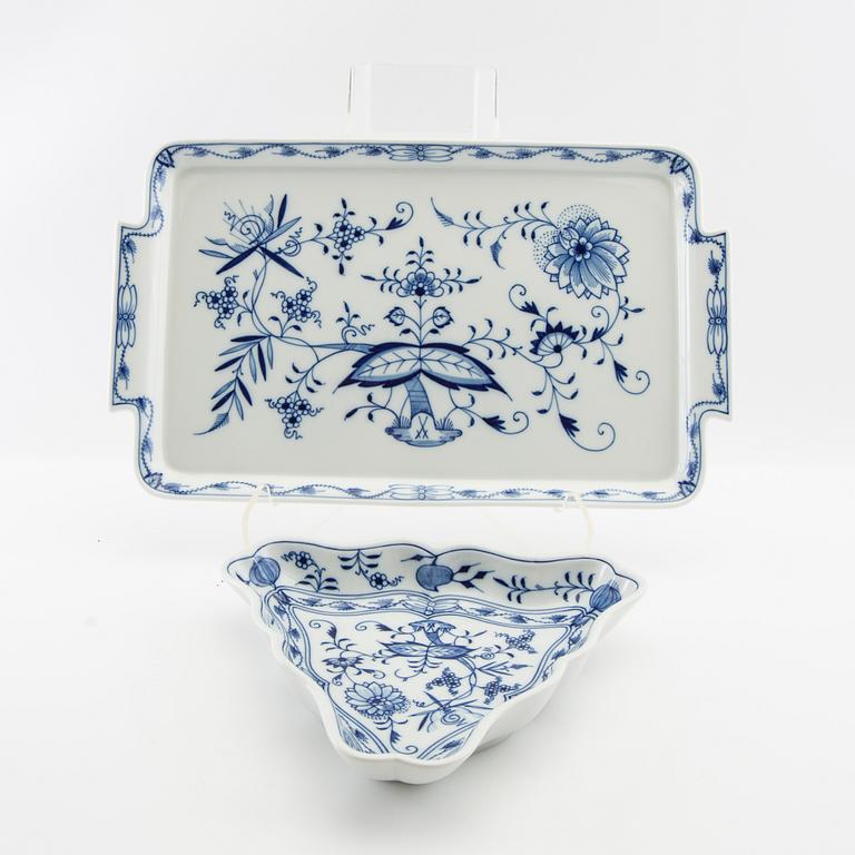 Service 89 pcs "Onion Pattern" Meissen, second half of the 20th century.