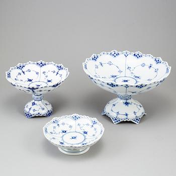 SKÅLAR PÅ FOT, 3 st,  "Musselmalet", Royal Copenhagen, Danmark.