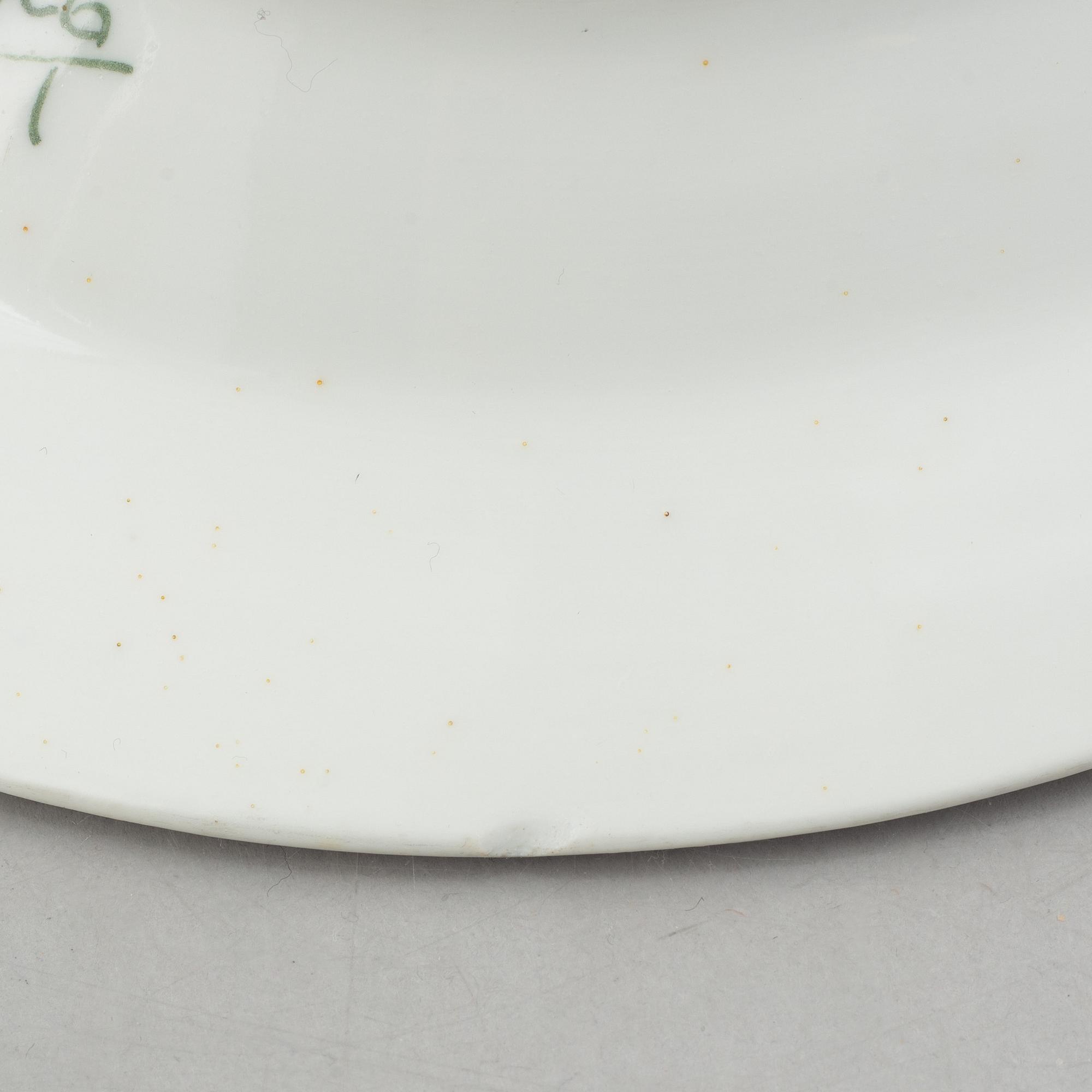 Serveringsfat, två stycken, samt sil till fiskfat, porslin, "Musselmalet", Royal Copenhagen.