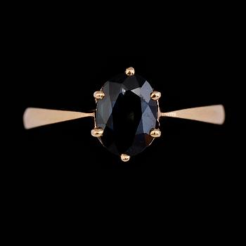 RING, 14 k guld, safir. Vikt ca 2,8 g.